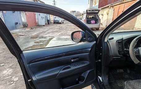 Mitsubishi Outlander III рестайлинг 3, 2015 год, 2 150 000 рублей, 10 фотография