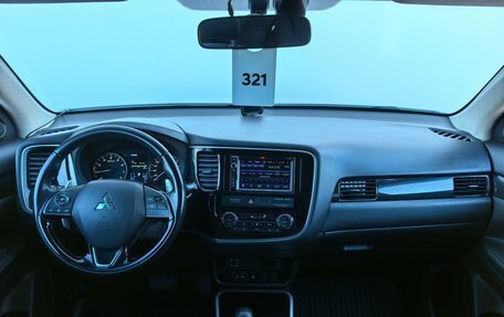 Mitsubishi Outlander III рестайлинг 3, 2017 год, 1 980 000 рублей, 10 фотография