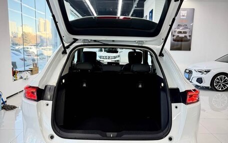 Honda Vezel, 2023 год, 1 990 000 рублей, 16 фотография