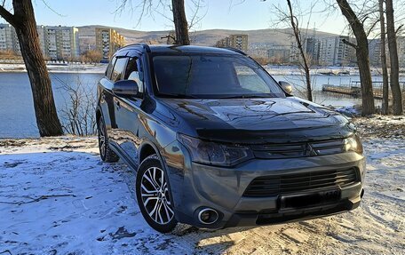 Mitsubishi Outlander III рестайлинг 3, 2014 год, 1 850 000 рублей, 2 фотография