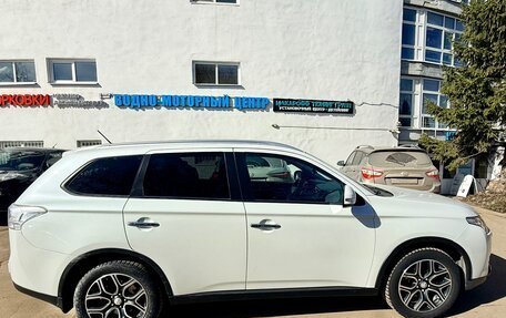 Mitsubishi Outlander III рестайлинг 3, 2014 год, 2 200 000 рублей, 4 фотография