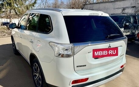 Mitsubishi Outlander III рестайлинг 3, 2014 год, 2 200 000 рублей, 2 фотография