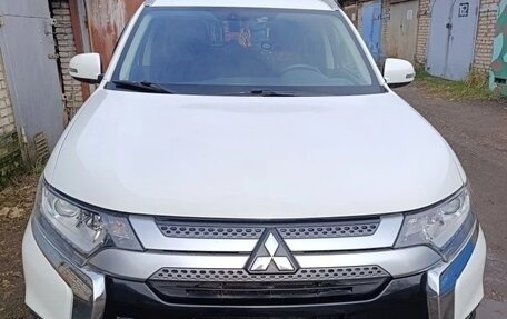 Mitsubishi Outlander III рестайлинг 3, 2019 год, 2 250 000 рублей, 1 фотография