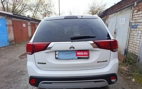 Mitsubishi Outlander III рестайлинг 3, 2019 год, 2 250 000 рублей, 2 фотография