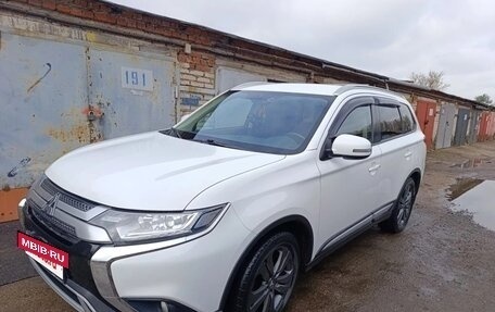 Mitsubishi Outlander III рестайлинг 3, 2019 год, 2 250 000 рублей, 4 фотография