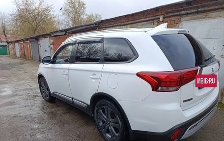 Mitsubishi Outlander III рестайлинг 3, 2019 год, 2 250 000 рублей, 3 фотография