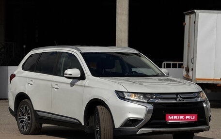 Mitsubishi Outlander III рестайлинг 3, 2016 год, 1 520 000 рублей, 3 фотография