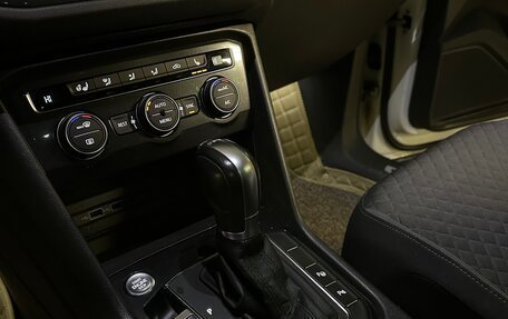 Volkswagen Tiguan II, 2017 год, 2 400 000 рублей, 15 фотография