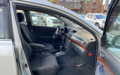 Toyota Avensis III рестайлинг, 2004 год, 820 000 рублей, 8 фотография