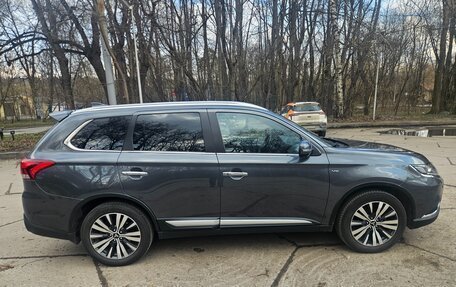 Mitsubishi Outlander III рестайлинг 3, 2019 год, 2 900 000 рублей, 9 фотография