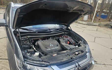 Mitsubishi Outlander III рестайлинг 3, 2019 год, 2 900 000 рублей, 10 фотография