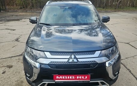 Mitsubishi Outlander III рестайлинг 3, 2019 год, 2 900 000 рублей, 2 фотография