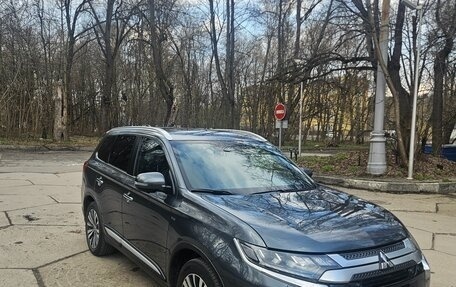 Mitsubishi Outlander III рестайлинг 3, 2019 год, 2 900 000 рублей, 3 фотография