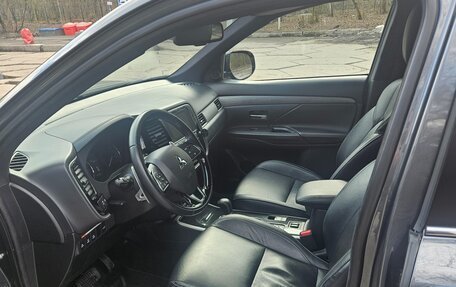 Mitsubishi Outlander III рестайлинг 3, 2019 год, 2 900 000 рублей, 14 фотография