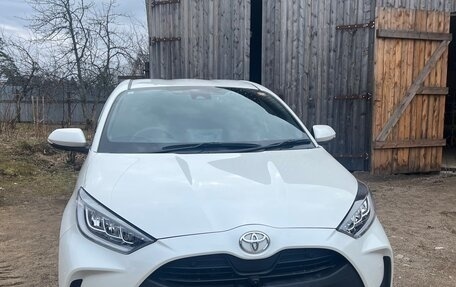 Toyota Yaris, 2021 год, 1 600 000 рублей, 4 фотография