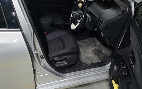 Toyota Prius IV XW50, 2017 год, 2 150 000 рублей, 5 фотография