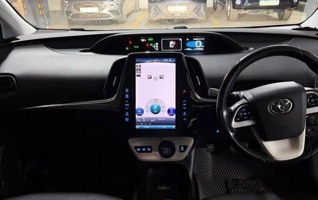 Toyota Prius IV XW50, 2017 год, 2 150 000 рублей, 8 фотография