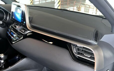 Toyota C-HR I рестайлинг, 2018 год, 2 900 000 рублей, 5 фотография