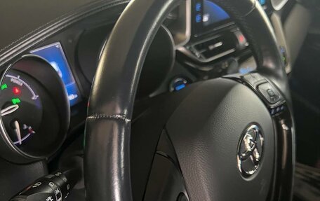 Toyota C-HR I рестайлинг, 2018 год, 2 900 000 рублей, 12 фотография