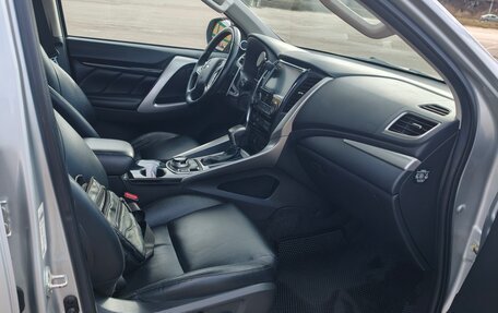 Mitsubishi Pajero Sport III рестайлинг, 2017 год, 3 100 000 рублей, 10 фотография