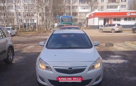 Opel Astra J, 2011 год, 640 000 рублей, 2 фотография