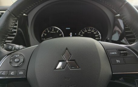 Mitsubishi Outlander III рестайлинг 3, 2019 год, 2 299 000 рублей, 13 фотография