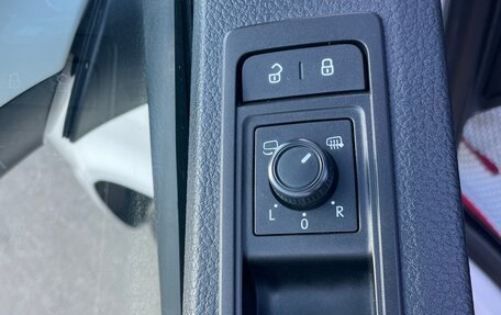 Volkswagen Caravelle T6 рестайлинг, 2017 год, 2 580 000 рублей, 21 фотография