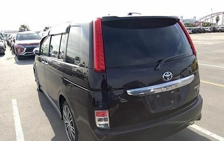 Toyota ISis I, 2013 год, 1 250 000 рублей, 17 фотография