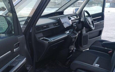 Honda Stepwgn IV, 2021 год, 1 980 000 рублей, 4 фотография