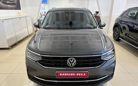 Volkswagen Tiguan II, 2021 год, 2 789 000 рублей, 2 фотография
