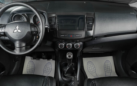 Mitsubishi Outlander III рестайлинг 3, 2011 год, 1 099 000 рублей, 13 фотография