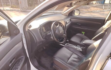 Mitsubishi Outlander III рестайлинг 3, 2019 год, 2 600 000 рублей, 7 фотография