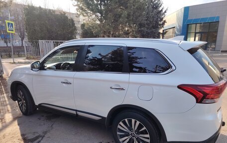 Mitsubishi Outlander III рестайлинг 3, 2019 год, 2 600 000 рублей, 3 фотография