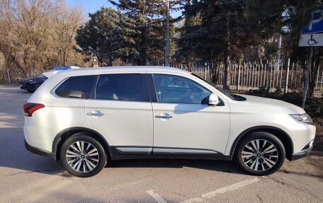 Mitsubishi Outlander III рестайлинг 3, 2019 год, 2 600 000 рублей, 2 фотография