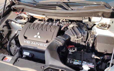 Mitsubishi Outlander III рестайлинг 3, 2019 год, 2 600 000 рублей, 13 фотография