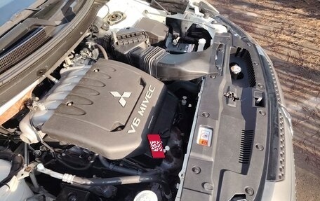 Mitsubishi Outlander III рестайлинг 3, 2019 год, 2 600 000 рублей, 10 фотография