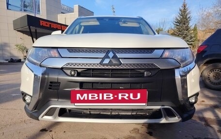 Mitsubishi Outlander III рестайлинг 3, 2019 год, 2 600 000 рублей, 4 фотография