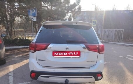 Mitsubishi Outlander III рестайлинг 3, 2019 год, 2 600 000 рублей, 5 фотография