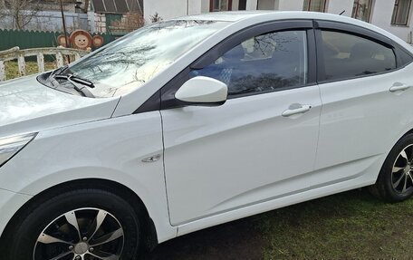 Hyundai Solaris II рестайлинг, 2013 год, 1 100 000 рублей, 4 фотография