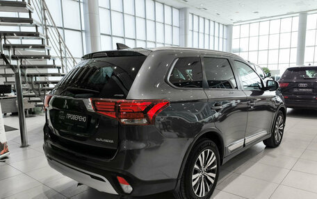 Mitsubishi Outlander III рестайлинг 3, 2019 год, 2 599 000 рублей, 6 фотография