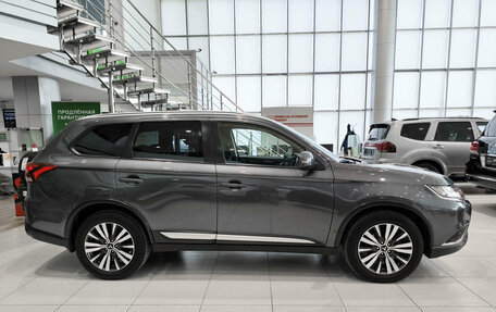 Mitsubishi Outlander III рестайлинг 3, 2019 год, 2 599 000 рублей, 5 фотография