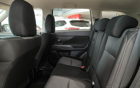 Mitsubishi Outlander III рестайлинг 3, 2019 год, 2 599 000 рублей, 15 фотография