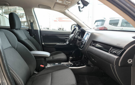 Mitsubishi Outlander III рестайлинг 3, 2019 год, 2 599 000 рублей, 13 фотография