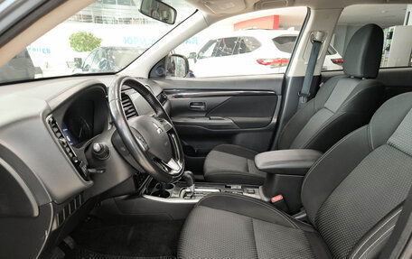 Mitsubishi Outlander III рестайлинг 3, 2019 год, 2 599 000 рублей, 20 фотография