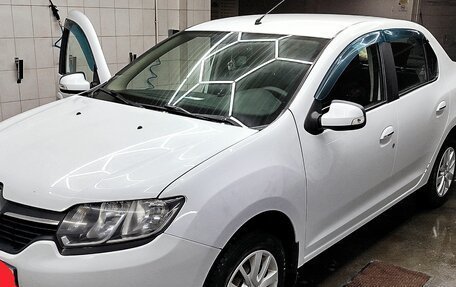 Renault Logan II, 2017 год, 1 000 000 рублей, 2 фотография