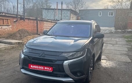 Mitsubishi Outlander III рестайлинг 3, 2015 год, 2 000 000 рублей, 1 фотография