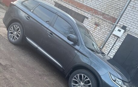 Mitsubishi Outlander III рестайлинг 3, 2015 год, 2 000 000 рублей, 2 фотография