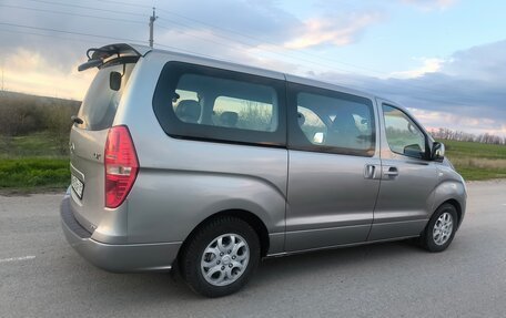 Hyundai Grand Starex Grand Starex I рестайлинг 2, 2011 год, 1 300 000 рублей, 2 фотография