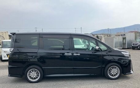 Toyota Voxy III, 2021 год, 2 350 000 рублей, 4 фотография