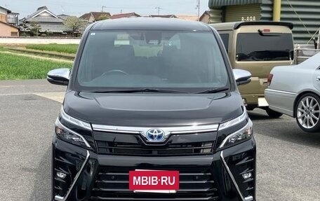 Toyota Voxy III, 2021 год, 2 350 000 рублей, 2 фотография